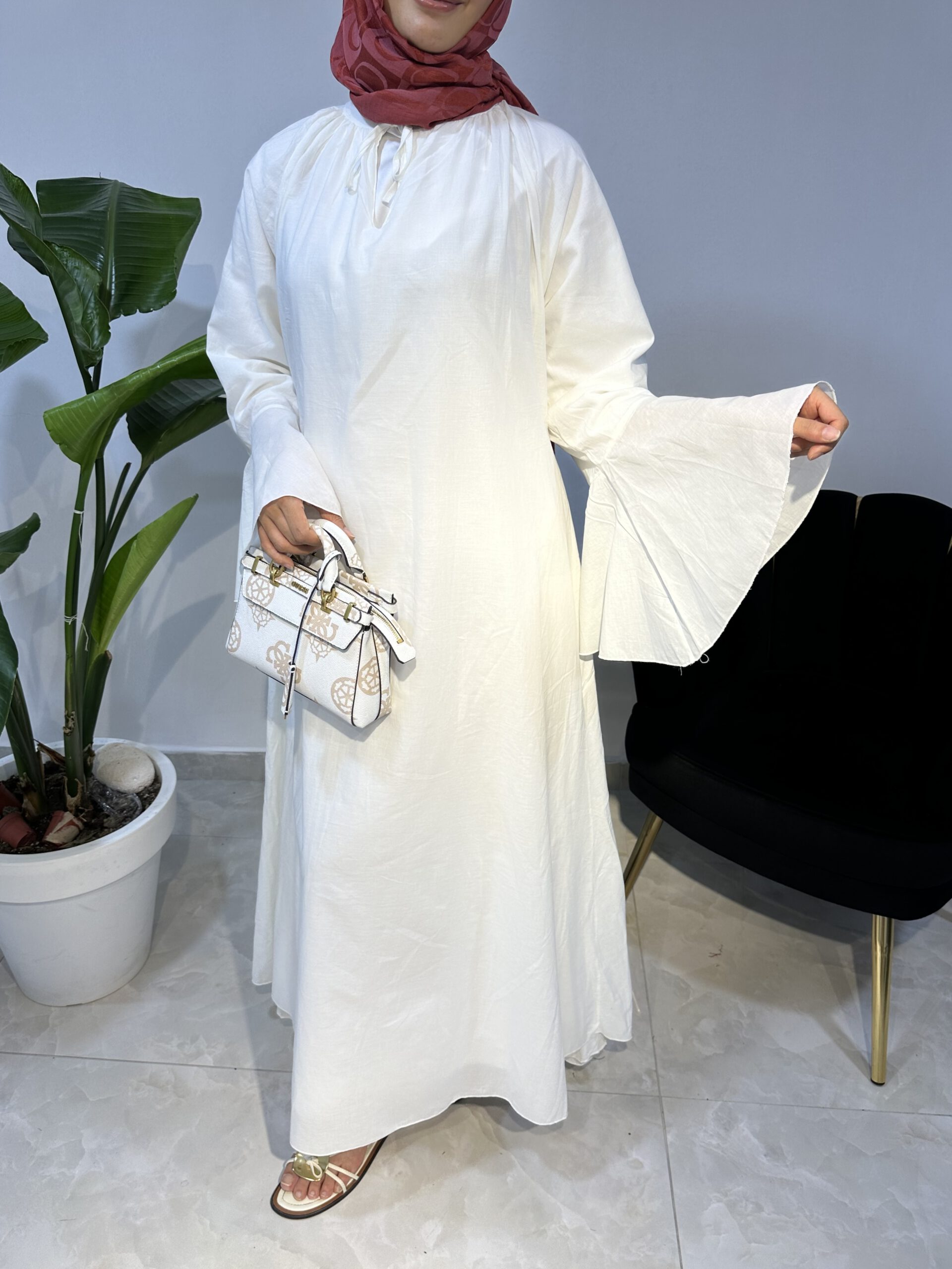 Kleid mit Voile-Ärmeln und Volants